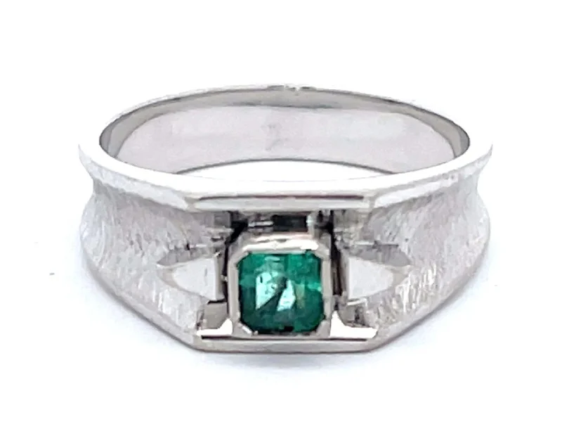 Women’s infinity rings-Columbian Green Emerald Ring in 18k White Gold