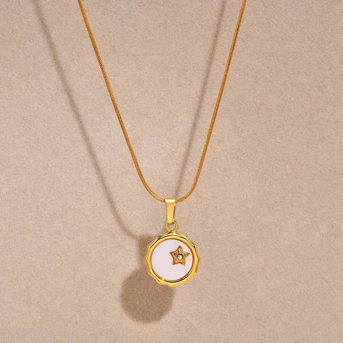 Women’s heart-shaped gold necklaces-Simple Style Star Stainless Steel Patchwork Plating Inlay Shell 18k Gold Plated Pendant Necklace