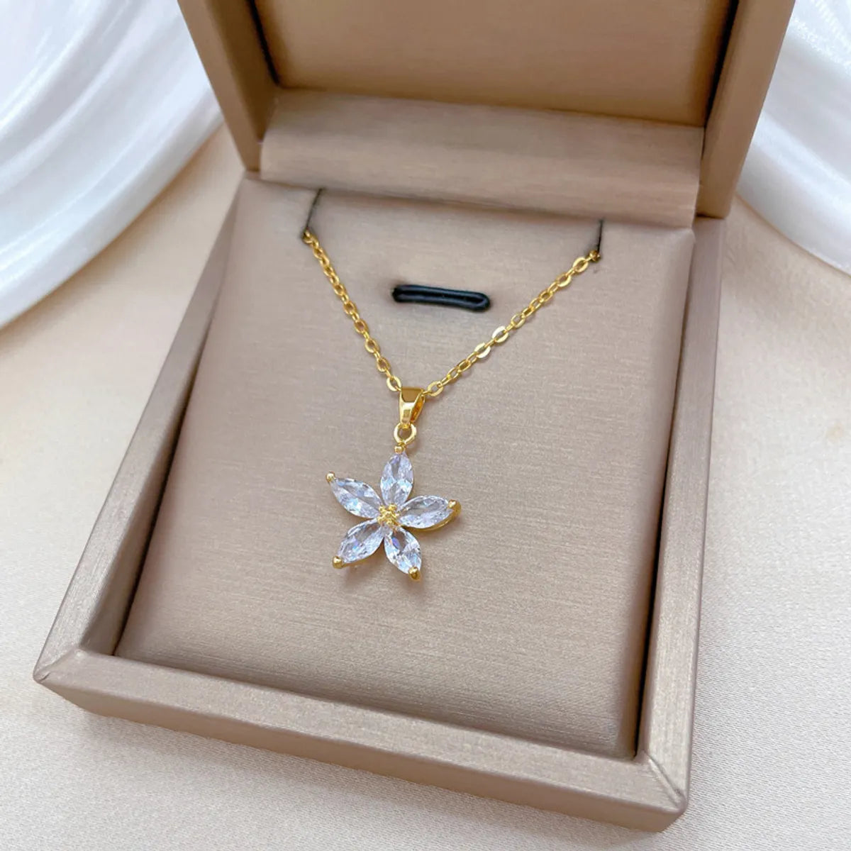 Women’s luxury necklaces-Titanium Steel Copper Elegant Sweet Inlay Flower Zircon Pendant Necklace