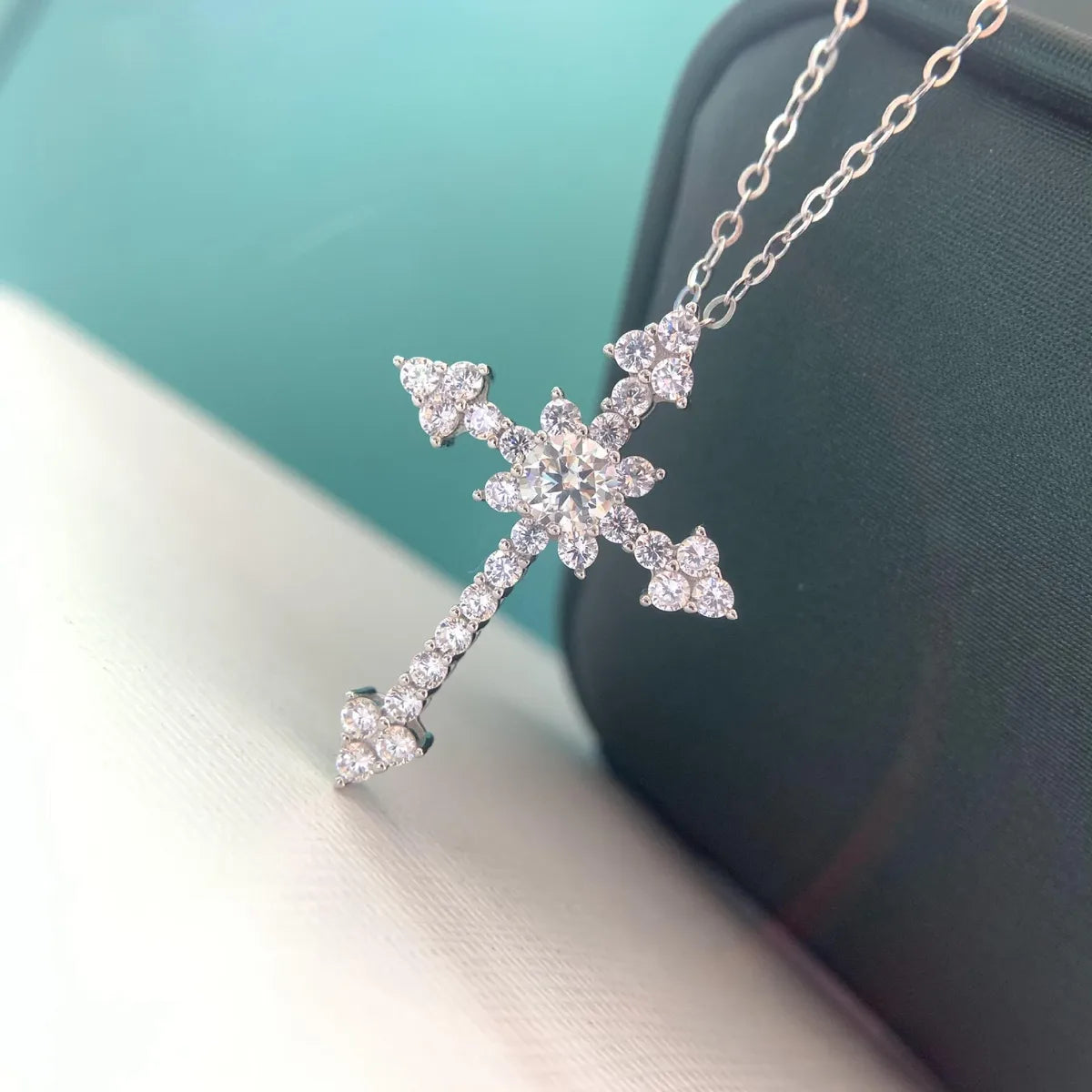 Women’s statement necklaces-Retro Simple Style Cross Sterling Silver Moissanite Zircon Pendant Necklace In Bulk