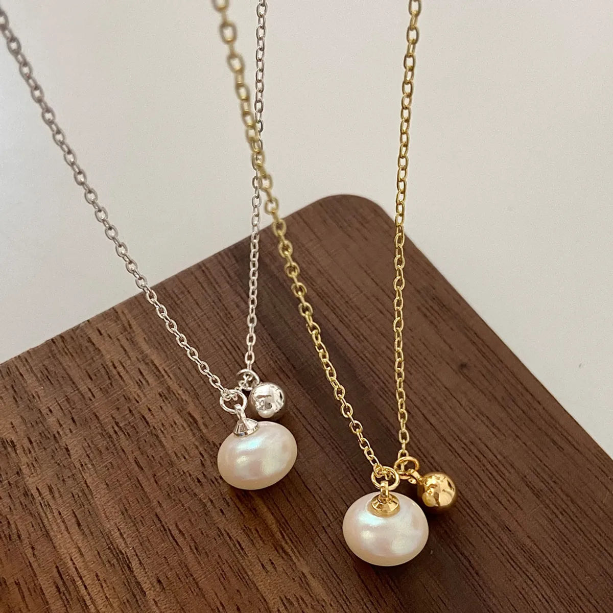 Women’s rose gold necklaces-Simple Style Round Copper Plating Inlay Pearl Gold Plated Pendant Necklace